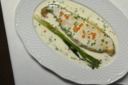 Филе белого тунца в икорном соусе с зелёным луком