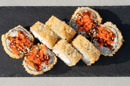 Жареный ролл со снежным крабом 