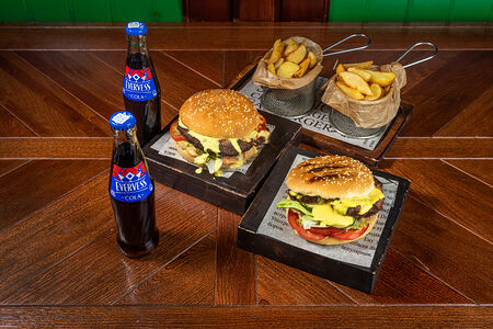 Комбо - 2 огромных чизбургера, картофельные дольки и Евервейс кола