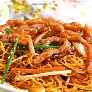 Жареная лапша со свининой