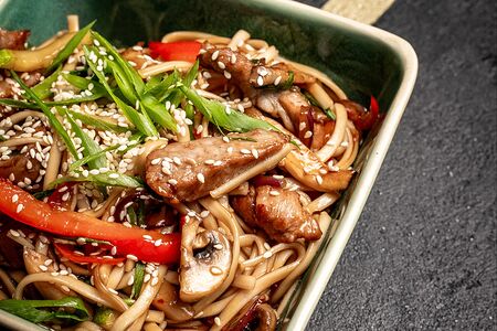 Удон со свининой