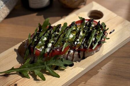 Брускетта с томатами и страчателлой 