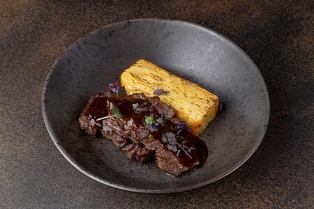 Медальоны из вырезки в мясном соусе и лечо