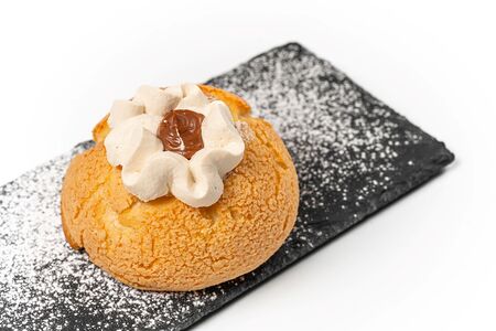 Булочка шу со сливочным кремом