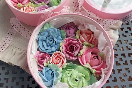 Зефирные розы в подарочной коробке