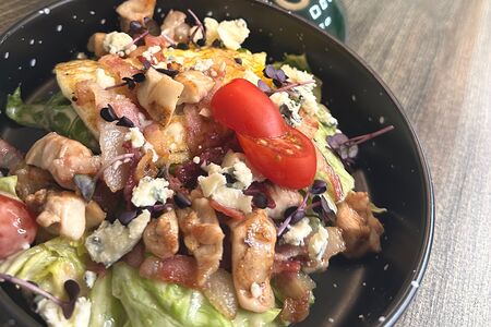 Салат с курицей и сыром Дорблю 