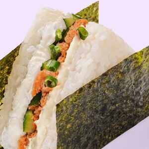 Онигири с жареным лососем