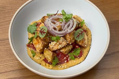 Салат с хрустящим баклажаном и томатами 