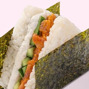 Онигири с лососем