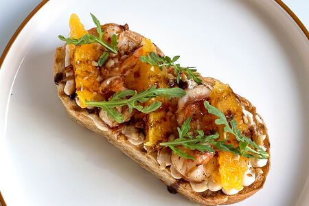 Брускетта с креветкой и апельсином