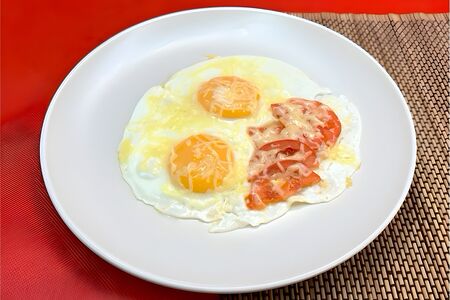 Яичница из 2 х яиц с томатом и сыром