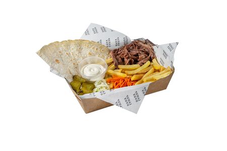 Шаурма на тарелке с рваной говядиной