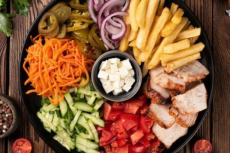 Шаверма на тарелке с брынзой