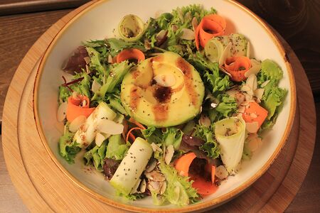 Большой зеленый салат