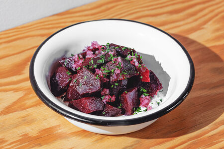 Салат с запеченной свеклой и сырным кремом