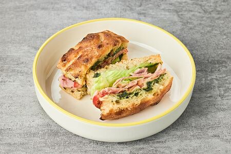 Фокачча с ветчиной, моцареллой, томатами и соусом песто