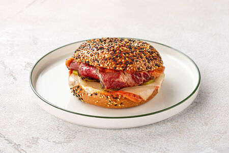 Бейгл Рубен с пастрами из говядины