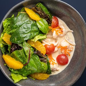 Креветки, кальмар и соус из пряного манго