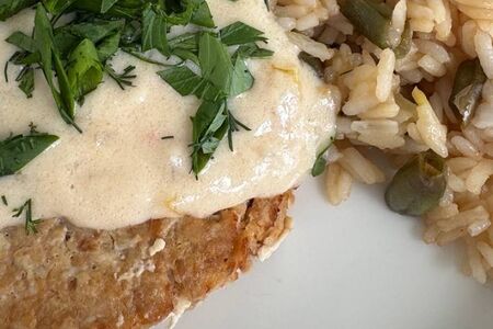 Биточек рыбный с рисом и стручковой фасолью