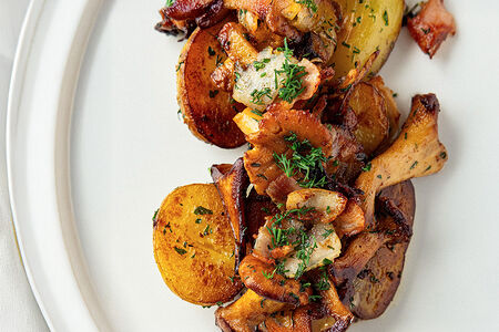 Картофель с лисичками и беконом