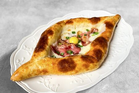 Хачапури с беконом и сыром