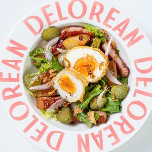 Салат с запеченным картофелем, беконом и хрустящим яйцом