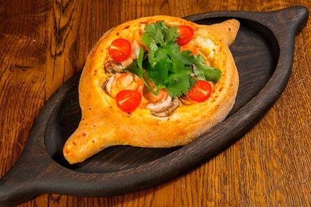 Хачапури с морепродуктами в сливочном соусе