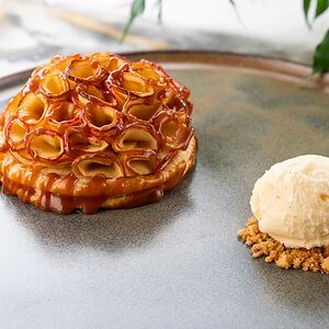 Тёплый французский яблочный тарт 