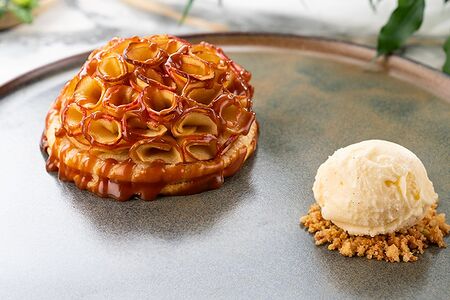 Тёплый французский яблочный тарт 