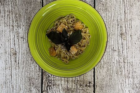 Японская лапша удон с семгой и кунжутом