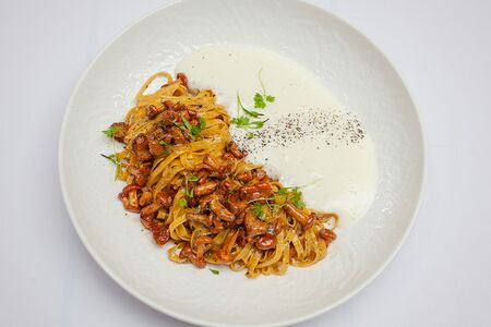 Тальярини с лисичками и пармезановым муссом 