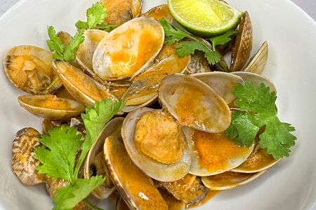 Вонголе в соусе Том Ям