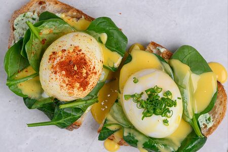 Бутер со шпинатом, сливочным сыром и яйцом