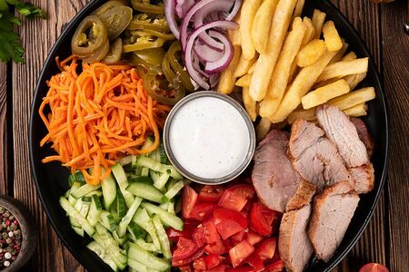 Шаверма на тарелке со свининой