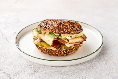 Бейгл с пастрами из индейки