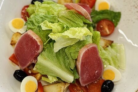 Салат Нисуаз со свежим тунцом