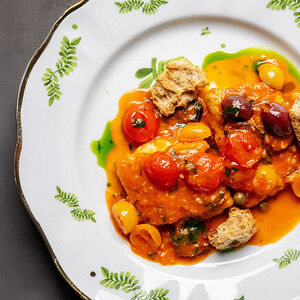 Треска с томатами черри, оливками, каперсами и крутонами