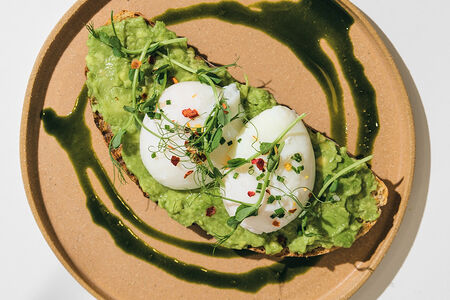 Гуакамоле тост с яйцом пашот