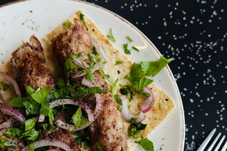 Люля-кебаб из свинины с говядиной с копченым сулугуни