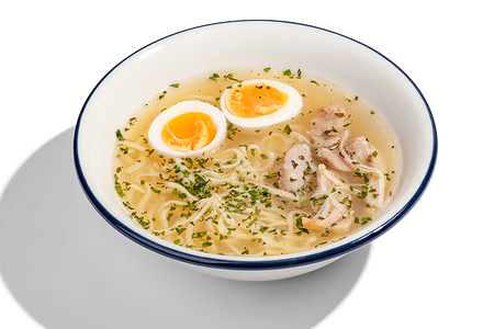 Куриный бульон с лапшой и яйцом