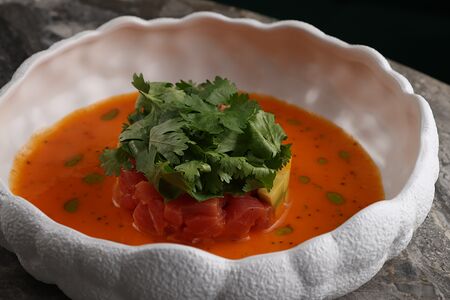 Тунец с соусом агуачили