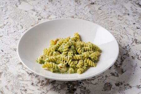 Фузилли с креветками в сливочно-шпинатном соусе