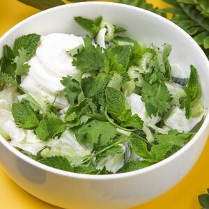 Салат из свежих овощей с творожным сыром