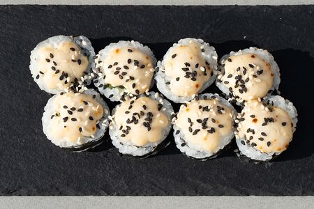 Запеченный ролл с курицей 