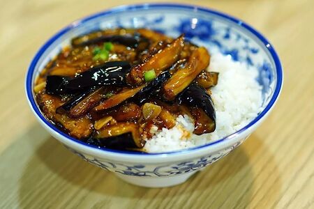 Тушеные баклажаны в кисло-сладком соусе с рисом