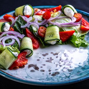 Азиатский овощной салат с мягким сыром