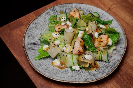 Салат с обожжённым лососем