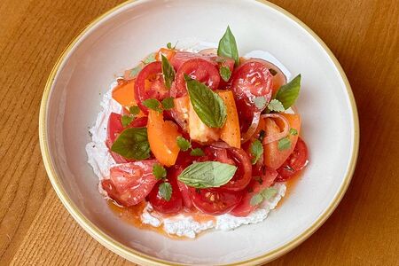 Салат из томатов с красным луком и кремом из Фета 