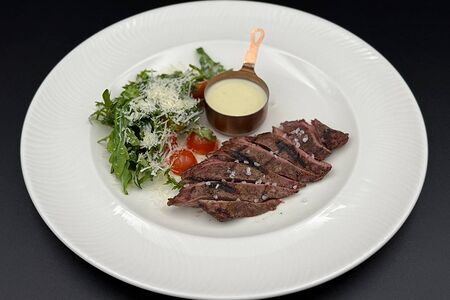 Фланк стейк с пряной руколой и соусом горгонзола