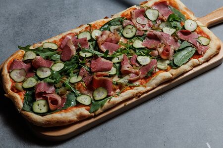 Пицца с пастрами